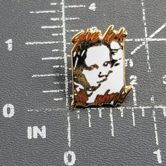 Hard Rock Cafe Give Kids The World Collectible Employee Stuff Pin Even Advertise - Picture 2 of 4